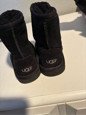 UGG Kids Short Suede Boot - Black